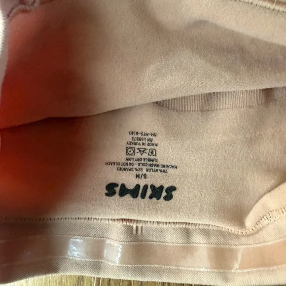 SKIMS Midthigh seamless shapewear short - Picture 2 of 2